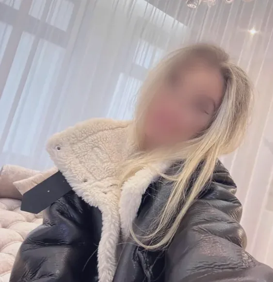Alexandra, 33