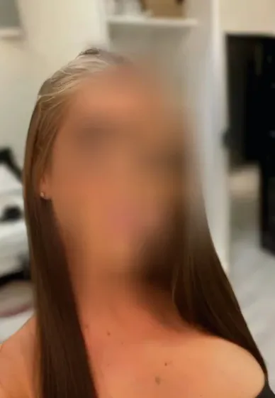 Mia, 28
