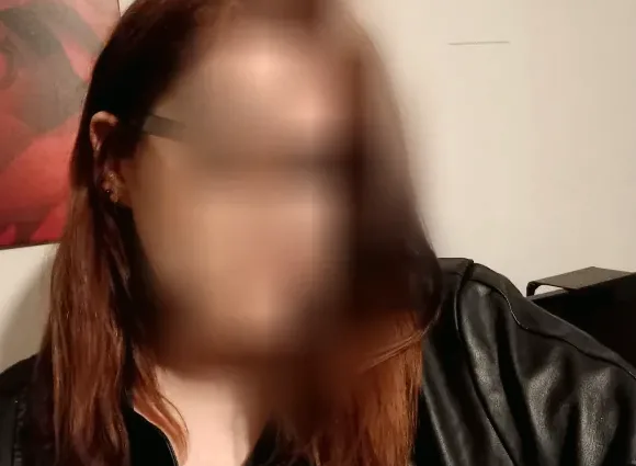 Mia, 25