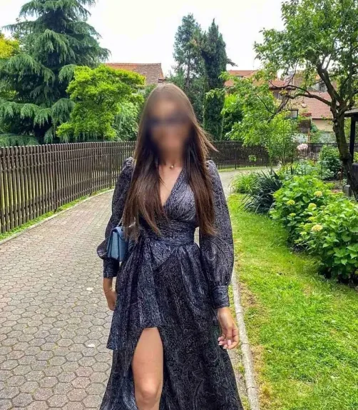 Rosa, 24