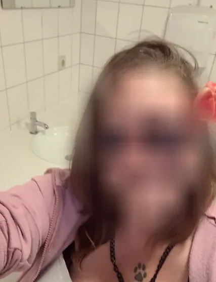 Sandra, 33